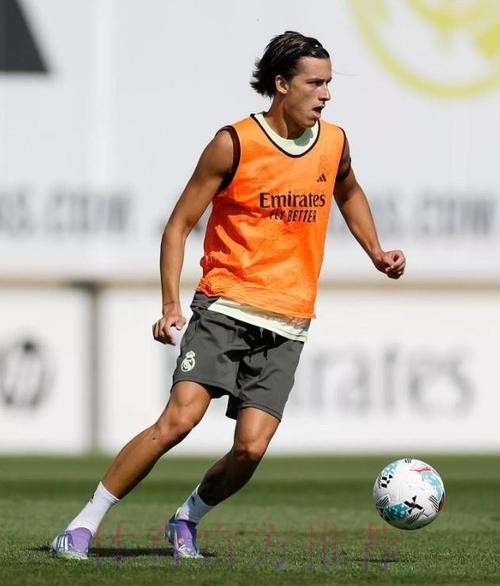 记者:贝林厄姆周一在皇马基地练了7个多小时 记者:贝林厄姆周一在皇马基地练了7个多小时