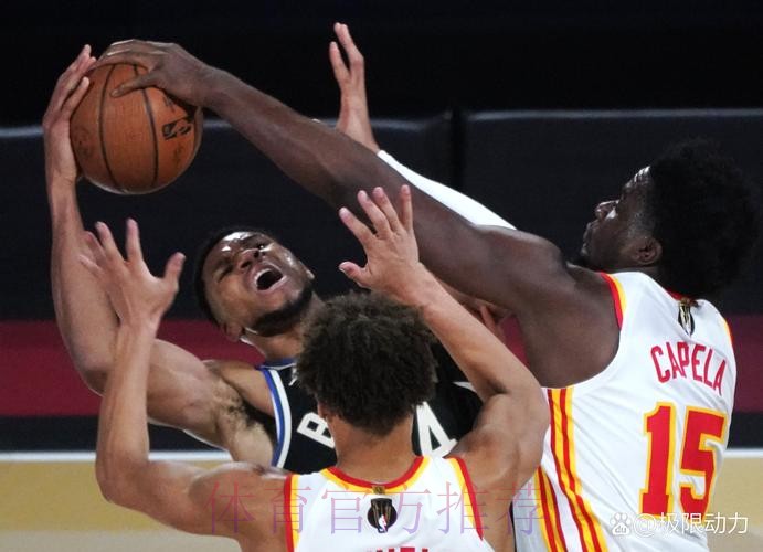 麦科勒姆关键时刻连得5分,老鹰追到4分雄鹿叫停 麦科勒姆关键时刻连得5分,老鹰追到4分雄鹿叫停